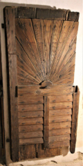 Klasicistní dvouvrstvé dveře s dekorativním motivem pulslunce CK, Ples
