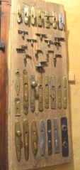 Okenní kliky a dveřní štítky od počátku 19. stol. do mezivacneho období