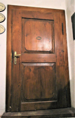 Výplňové dveře se dvěmi vykrojenými výplněmi, Červeny Dvůr, zámek, barokní období