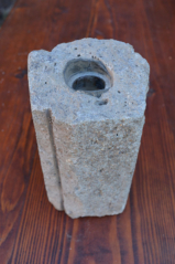 Váza ze skleněné vodovodní trubky v betonovém obalu Rejštejn, patrně poč. 20. století