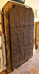 Svlakové třívrstvé dveře pobité železnými pláty, Chvalšiny gotika